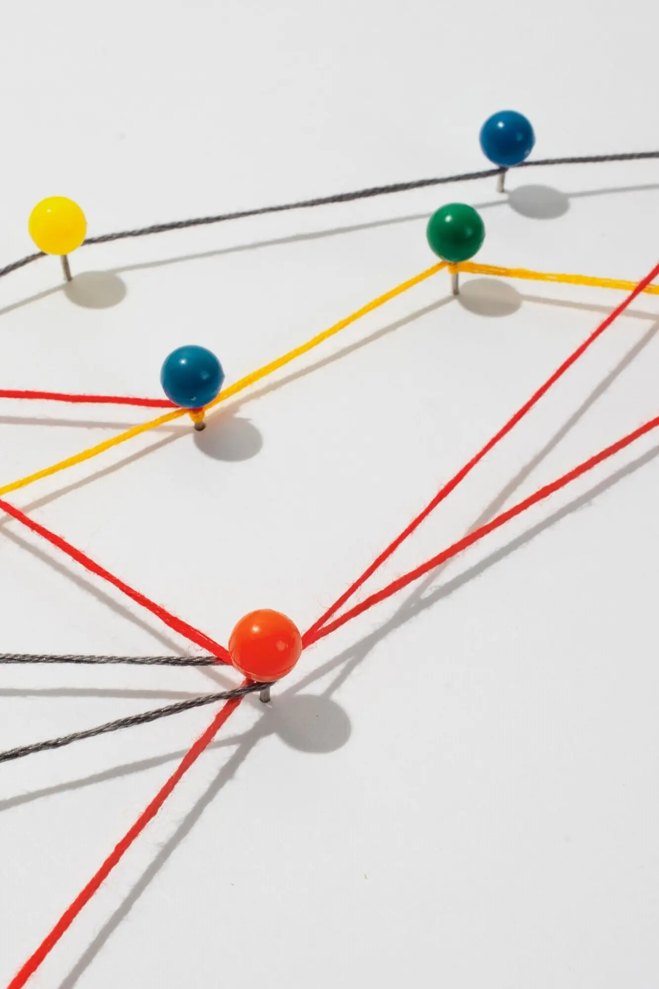 Натюрморт с соединением из красной нити