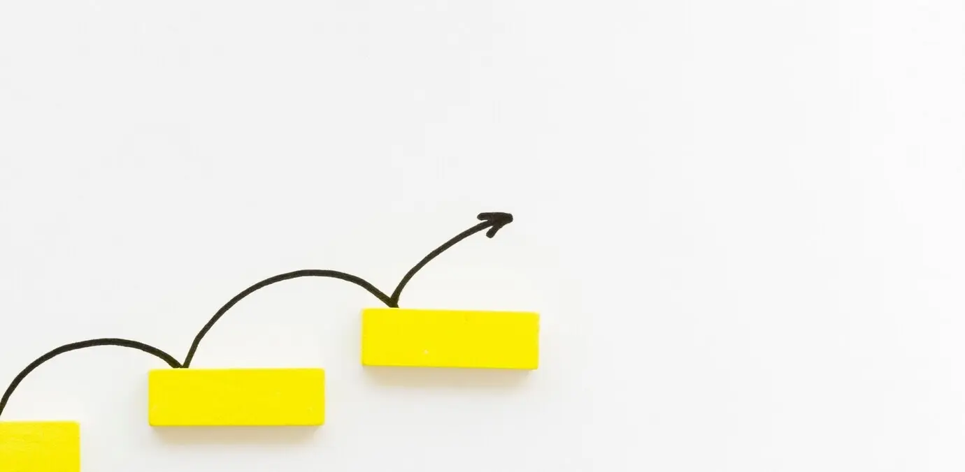 Чёрная стрелка отскакивает от блоков.